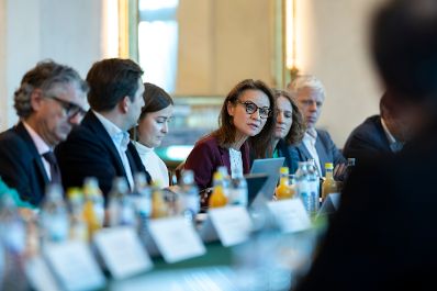 Am 24. Oktober 2025 lud Staatssekret&auml;r Alexander Pr&ouml;ll (2.v.l.) zu einem Roundtable zur digitalen Kompetenzoffensive ins Bundeskanzleramt ein.