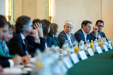 Am 24. Oktober 2025 lud Staatssekret&auml;r Alexander Pr&ouml;ll zu einem Roundtable zur digitalen Kompetenzoffensive ins Bundeskanzleramt ein.