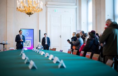 Am 26. Oktober 2025 lud Staatssekret&auml;r Alexander Pr&ouml;ll (l.) anl&auml;sslich des Nationalfeiertags Besucherinnen und Besucher zum Tag der offenen T&uuml;r ins Bundeskanzleramt.