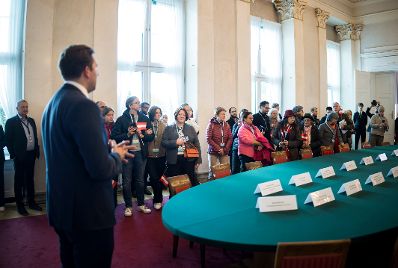 Am 26. Oktober 2025 lud Staatssekret&auml;r Alexander Pr&ouml;ll (2.v.l.) anl&auml;sslich des Nationalfeiertags Besucherinnen und Besucher zum Tag der offenen T&uuml;r ins Bundeskanzleramt.