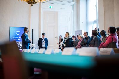 Am 26. Oktober 2025 lud Staatssekret&auml;r Alexander Pr&ouml;ll (l.) anl&auml;sslich des Nationalfeiertags Besucherinnen und Besucher zum Tag der offenen T&uuml;r ins Bundeskanzleramt.