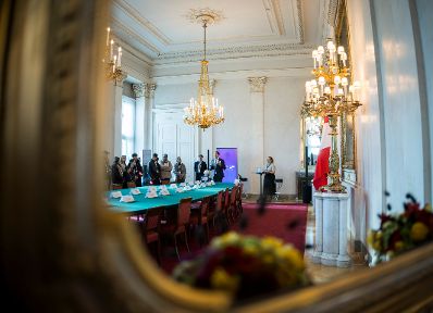 Am 26. Oktober 2025 lud Staatssekret&auml;r Alexander Pr&ouml;ll (2.v.r.) anl&auml;sslich des Nationalfeiertags Besucherinnen und Besucher zum Tag der offenen T&uuml;r ins Bundeskanzleramt.