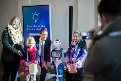 Am 26. Oktober 2025 lud Staatssekret&auml;r Alexander Pr&ouml;ll (3.v.l.) anl&auml;sslich des Nationalfeiertags Besucherinnen und Besucher zum Tag der offenen T&uuml;r ins Bundeskanzleramt.