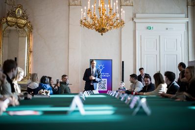 Am 26. Oktober 2025 lud Staatssekret&auml;r Alexander Pr&ouml;ll (m.) anl&auml;sslich des Nationalfeiertags Besucherinnen und Besucher zum Tag der offenen T&uuml;r ins Bundeskanzleramt.