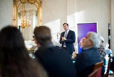 Am 26. Oktober 2025 lud Staatssekret&auml;r Alexander Pr&ouml;ll (4.v.r.) anl&auml;sslich des Nationalfeiertags Besucherinnen und Besucher zum Tag der offenen T&uuml;r ins Bundeskanzleramt.