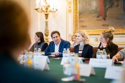 Am 29. Oktober 2025 lud Staatssekret&auml;r Alexander Pr&ouml;ll (m.l.) gemeinsam mit Bundesministerin Eva-Maria Holzleitner (m.r.) zu einem Roundtable zum Thema &bdquo;She goes AI&ldquo;.