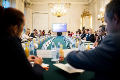 Am 29. Oktober 2025 lud Staatssekret&auml;r Alexander Pr&ouml;ll (4.v.r.) gemeinsam mit Bundesministerin Eva-Maria Holzleitner (3.v.r.) zu einem Roundtable zum Thema &bdquo;She goes AI&ldquo;.