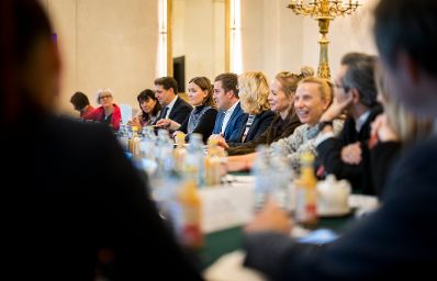 Am 29. Oktober 2025 lud Staatssekret&auml;r Alexander Pr&ouml;ll (6.v.r.) gemeinsam mit Bundesministerin Eva-Maria Holzleitner (5.v.r.) zu einem Roundtable zum Thema &bdquo;She goes AI&ldquo;.