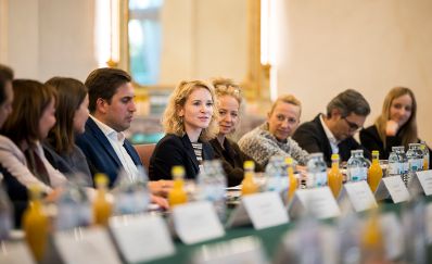 Am 29. Oktober 2025 lud Staatssekret&auml;r Alexander Pr&ouml;ll (4.v.l.) gemeinsam mit Bundesministerin Eva-Maria Holzleitner (5.v.l.) zu einem Roundtable zum Thema &bdquo;She goes AI&ldquo;.
