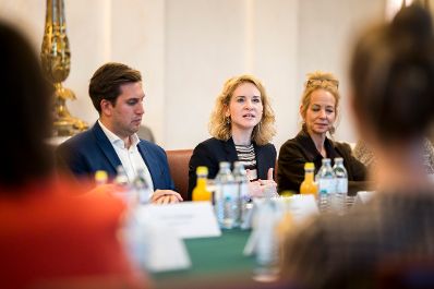 Am 29. Oktober 2025 lud Staatssekret&auml;r Alexander Pr&ouml;ll (m.l.) gemeinsam mit Bundesministerin Eva-Maria Holzleitner (m) zu einem Roundtable zum Thema &bdquo;She goes AI&ldquo;.