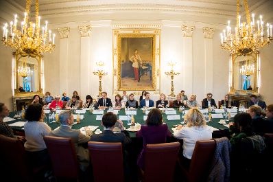 Am 29. Oktober 2025 lud Staatssekret&auml;r Alexander Pr&ouml;ll gemeinsam mit Bundesministerin Eva-Maria Holzleitner zu einem Roundtable zum Thema &bdquo;She goes AI&ldquo;.