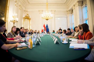 Am 29. Oktober 2025 lud Staatssekret&auml;r Alexander Pr&ouml;ll (7.v.l.) gemeinsam mit Bundesministerin Eva-Maria Holzleitner (8.v.l.) zu einem Roundtable zum Thema &bdquo;She goes AI&ldquo;.