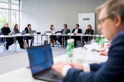 Am 30. Oktober 2025 nahm Staatssekret&auml;r Alexander Pr&ouml;ll (6.v.l.) am Roundtable der Wirtschaftskammer &Ouml;sterreich teil.