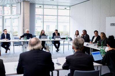 Am 30. Oktober 2025 nahm Staatssekret&auml;r Alexander Pr&ouml;ll (3.v.r.) am Roundtable der Wirtschaftskammer &Ouml;sterreich teil.