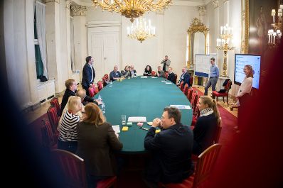 Am 30. Oktober 2025 nahm Staatssekret&auml;r Alexander Pr&ouml;ll (2.v.l.) am B&uuml;rgerforum &bdquo;ID Austria 2.0&ldquo; teil.