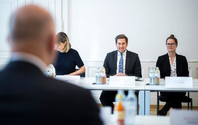 Am 30. Oktober 2025 empfing Staatssekret&auml;r Alexander Pr&ouml;ll (2.v.r.) den Generalsekret&auml;r des Europarates Alain Berset (l.) zu einem Arbeitsgespr&auml;ch.