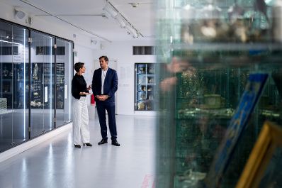 Am 31. Oktober 2025 besuchte Staatssekret&auml;r Alexander Pr&ouml;ll (r.) das j&uuml;dische Museum Wien.