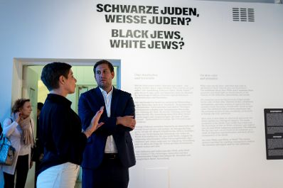 Am 31. Oktober 2025 besuchte Staatssekret&auml;r Alexander Pr&ouml;ll (r.) das j&uuml;dische Museum Wien.