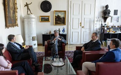 Am 4. November 2025 besuchte Staatssekret&auml;r Alexander (2.v.l.) Pr&ouml;ll die M&uuml;nze &Ouml;sterreich.