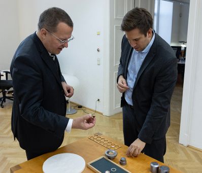 Am 4. November 2025 besuchte Staatssekret&auml;r Alexander (r.) Pr&ouml;ll die M&uuml;nze &Ouml;sterreich.