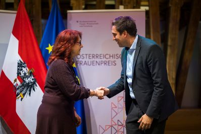 Am 4. November 2025 nahm Staatssekret&auml;r Alexander Pr&ouml;ll (r.) an der Verleihung des &Ouml;sterreichischen Frauenpreis 2025 teil. Im Bild mit Brigitte Lutz (l.) Preistr&auml;gerin f&uuml;r den Grete Rehor-Preis MINT und Digitalisierung.