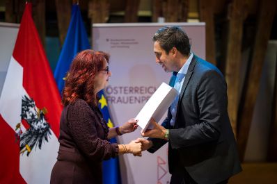 Am 4. November 2025 nahm Staatssekret&auml;r Alexander Pr&ouml;ll (r.) an der Verleihung des &Ouml;sterreichischen Frauenpreis 2025 teil. Im Bild mit Brigitte Lutz (l.) Preistr&auml;gerin f&uuml;r den Grete Rehor-Preis MINT und Digitalisierung.