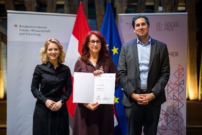 Am 4. November 2025 nahm Staatssekret&auml;r Alexander Pr&ouml;ll (r.) an der Verleihung des &Ouml;sterreichischen Frauenpreis 2025 teil. Im Bild gemeinsam mit Bundesministerin Eva-Maria Holzleitner (l.) und Brigitte Lutz (m.) Preistr&auml;gerin f&uuml;r den Grete Rehor-Preis MINT und Digitalisierung.