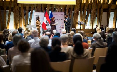 Am 4. November 2025 nahm Staatssekret&auml;r Alexander Pr&ouml;ll (r.) an der Verleihung des &Ouml;sterreichischen Frauenpreis 2025 teil. Im Bild mit Brigitte Lutz (m.) Preistr&auml;gerin f&uuml;r den Grete Rehor-Preis MINT und Digitalisierung.