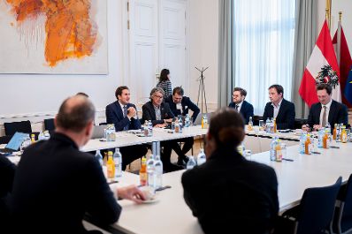 Am 5. November 2025 lud Staatssekret&auml;r Alexander Pr&ouml;ll (2.v.l.) zu einem Roundtable zur Digitalen Souver&auml;nit&auml;t ins Bundeskanzleramt ein.