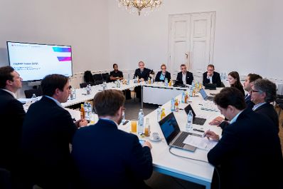 Am 5. November 2025 lud Staatssekret&auml;r Alexander Pr&ouml;ll (3.v.r.) zu einem Roundtable zur Digitalen Souver&auml;nit&auml;t ins Bundeskanzleramt ein.
