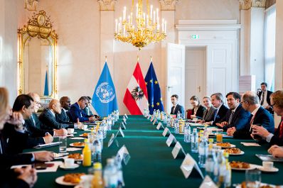 Am 5. November 2025 empfing Staatssekret&auml;r Alexander Pr&ouml;ll (3.v.r.) UNO-Botschafter zu einem Arbeitsgespr&auml;ch im Bundeskanzleramt.