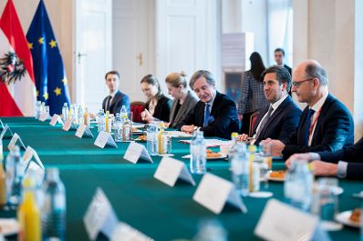 Am 5. November 2025 empfing Staatssekret&auml;r Alexander Pr&ouml;ll (2.v.r.) UNO-Botschafter zu einem Arbeitsgespr&auml;ch im Bundeskanzleramt.