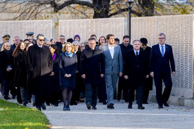 Am 7. November 2025 fand anl&auml;&szlig;lich der Novemberpogrome eine Kranzniederlegung bei der Namensmauer im Ostarrichipark statt. Im Bild Staatssekret&auml;r Alexander Pr&ouml;ll (5.v.r.), Vizekanzler Andreas Babler (6.v.r.), B&uuml;rgermeister von Wien Michael Ludwig (3.v.r.) und IKG Pr&auml;sident Oskar Deutsch (7.v.l.).