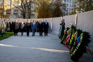 Am 7. November 2025 fand anl&auml;&szlig;lich der Novemberpogrome eine Kranzniederlegung bei der Namensmauer im Ostarrichipark statt.