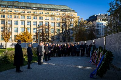 Am 7. November 2025 fand anl&auml;&szlig;lich der Novemberpogrome eine Kranzniederlegung bei der Namensmauer im Ostarrichipark statt. Im Bild Staatssekret&auml;r Alexander Pr&ouml;ll (4.v.l.), Vizekanzler Andreas Babler (3.v.l.), B&uuml;rgermeister von Wien Michael Ludwig (4.v.l.) und IKG Pr&auml;sident Oskar Deutsch (l.).