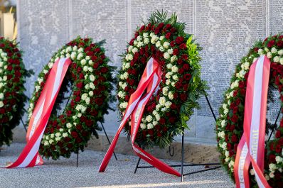 Am 7. November 2025 fand anl&auml;&szlig;lich der Novemberpogrome eine Kranzniederlegung bei der Namensmauer im Ostarrichipark statt.