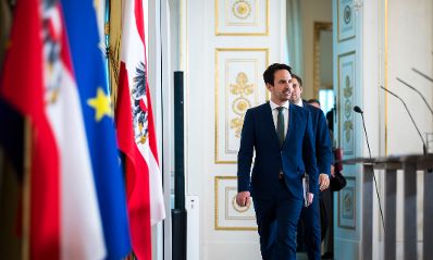 Am 10. November 2025 gab Staatssekret&auml;r Alexander Pr&ouml;ll gemeinsam mit Vizekanzler Andreas Babler, Bundesminister Christoph Wiederkehr (im Bild) und IRG-Pr&auml;sident Oskar Deutsch eine Pressekonferenz zum Thema Nationale Strategie gegen Antisemitismus, im Bundeskanzleramt.