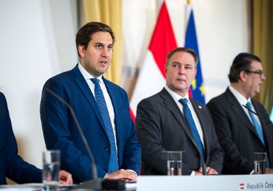 Am 10. November 2025 gab Staatssekret&auml;r Alexander Pr&ouml;ll (l.) gemeinsam mit Vizekanzler Andreas Babler (m.), Bundesminister Christoph Wiederkehr und IRG-Pr&auml;sident Oskar Deutsch (r.) eine Pressekonferenz zum Thema Nationale Strategie gegen Antisemitismus, im Bundeskanzleramt.