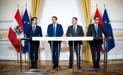 Am 10. November 2025 gab Staatssekret&auml;r Alexander Pr&ouml;ll (2.v.l.) gemeinsam mit Vizekanzler Andreas Babler (2.v.r.), Bundesminister Christoph Wiederkehr (l.) und IRG-Pr&auml;sident Oskar Deutsch (r.) eine Pressekonferenz zum Thema Nationale Strategie gegen Antisemitismus, im Bundeskanzleramt.