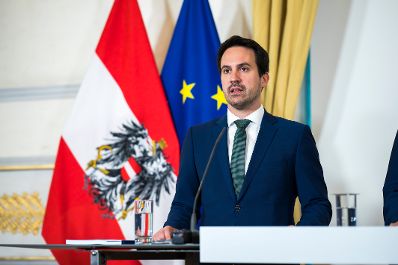 Am 10. November 2025 gab Staatssekret&auml;r Alexander Pr&ouml;ll gemeinsam mit Vizekanzler Andreas Babler, Bundesminister Christoph Wiederkehr (im Bild) und IRG-Pr&auml;sident Oskar Deutsch eine Pressekonferenz zum Thema Nationale Strategie gegen Antisemitismus, im Bundeskanzleramt.