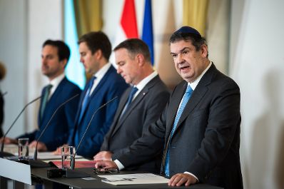 Am 10. November 2025 gab Staatssekret&auml;r Alexander Pr&ouml;ll (2.v.l.) gemeinsam mit Vizekanzler Andreas Babler (2.v.r.), Bundesminister Christoph Wiederkehr (l.) und IRG-Pr&auml;sident Oskar Deutsch (r.) eine Pressekonferenz zum Thema Nationale Strategie gegen Antisemitismus, im Bundeskanzleramt.