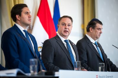 Am 10. November 2025 gab Staatssekret&auml;r Alexander Pr&ouml;ll (l.) gemeinsam mit Vizekanzler Andreas Babler (m.), Bundesminister Christoph Wiederkehr und IRG-Pr&auml;sident Oskar Deutsch (r.) eine Pressekonferenz zum Thema Nationale Strategie gegen Antisemitismus, im Bundeskanzleramt.