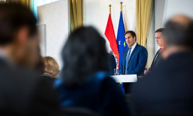 Am 10. November 2025 gab Staatssekret&auml;r Alexander Pr&ouml;ll (im Bild) gemeinsam mit Vizekanzler Andreas Babler, Bundesminister Christoph Wiederkehr und IRG-Pr&auml;sident Oskar Deutsch eine Pressekonferenz zum Thema Nationale Strategie gegen Antisemitismus, im Bundeskanzleramt.