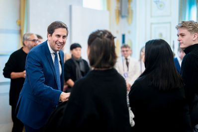 Am 10. November 2025 empfing Staatssekret&auml;r Alexander Pr&ouml;ll (2.v.l.) Lehrlinge der Raiffeisen Bank &Ouml;sterreich im Bundeskanzleramt.