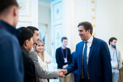 Am 10. November 2025 empfing Staatssekret&auml;r Alexander Pr&ouml;ll (2.v.r.) Lehrlinge der Raiffeisen Bank &Ouml;sterreich im Bundeskanzleramt.