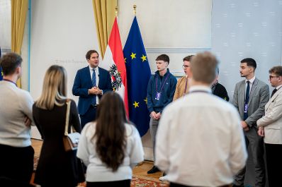 Am 10. November 2025 empfing Staatssekret&auml;r Alexander Pr&ouml;ll (3.v.l.) Lehrlinge der Raiffeisen Bank &Ouml;sterreich im Bundeskanzleramt.