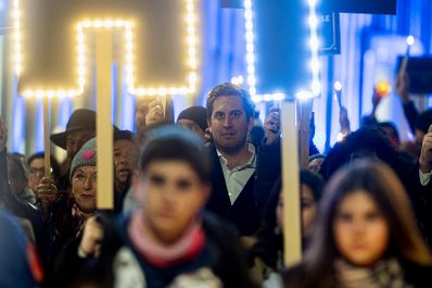 Am 10. November 2025 nahm Staatssekret&auml;r Alexander Pr&ouml;ll (m.) am Light of Hope Gedenkmarsch teil.