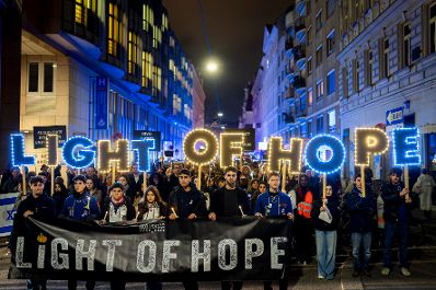 Am 10. November 2025 nahm Staatssekret&auml;r Alexander Pr&ouml;ll am Light of Hope Gedenkmarsch teil.