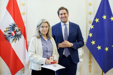 Am 11. November 2025 &uuml;berreichte Staatssekret&auml;r Alexander Pr&ouml;ll (r.) Ehrenzeichen an Mitglieder der Bioethikkomission.