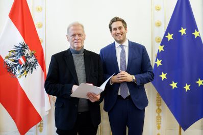Am 11. November 2025 &uuml;berreichte Staatssekret&auml;r Alexander Pr&ouml;ll (r.) Ehrenzeichen an Mitglieder der Bioethikkomission.